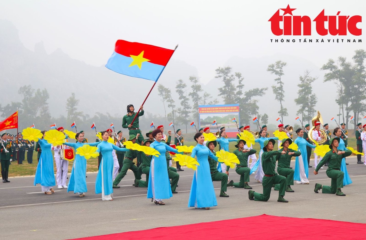 Đoàn nghi lễ quân đội biểu diễn màn múa súng chào mừng.