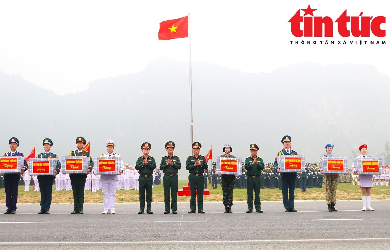 Lãnh đạo Quân ủy Trung ương, Bộ Quốc phòng tặng quà, động viên các lực lượng tham gia hợp luyện diễu binh, diễu hành