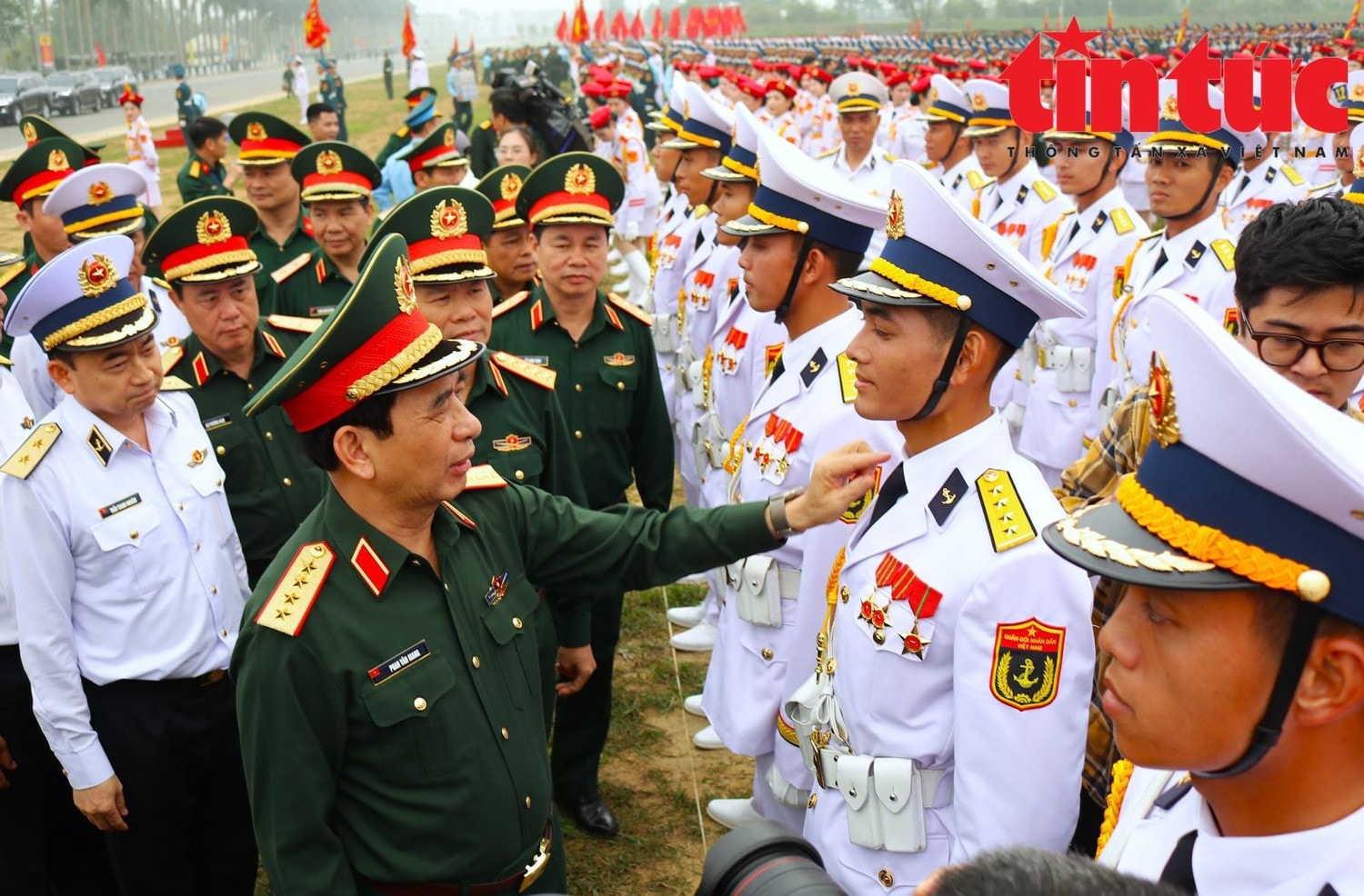 Bộ trưởng Bộ Quốc phòng Phan Văn Giang và Tổng Tham mưu trưởng Quân đội Nhân dân Việt Nam Nguyễn Tân Cương kiểm tra hợp luyện diễu binh, diễu hành