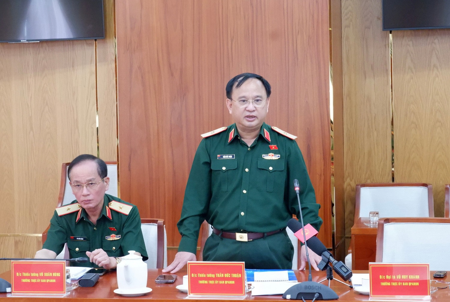 Ủy viên là đại biểu Quốc hội hoạt động chuyên trách tại Ủy ban Quốc phòng, An ninh và Đối ngoại, Thiếu tướng Trần Đức Thuận phát biểu tại cuộc làm việc