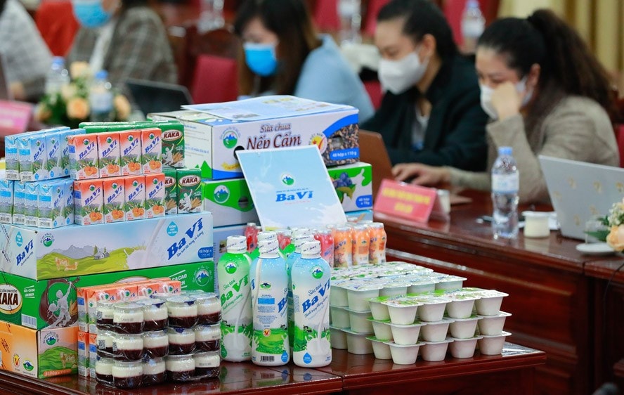 Sản phẩm sữa huyện Ba Vì tham gia đánh giá sản phẩm OCOP. Ảnh: Mai Phương