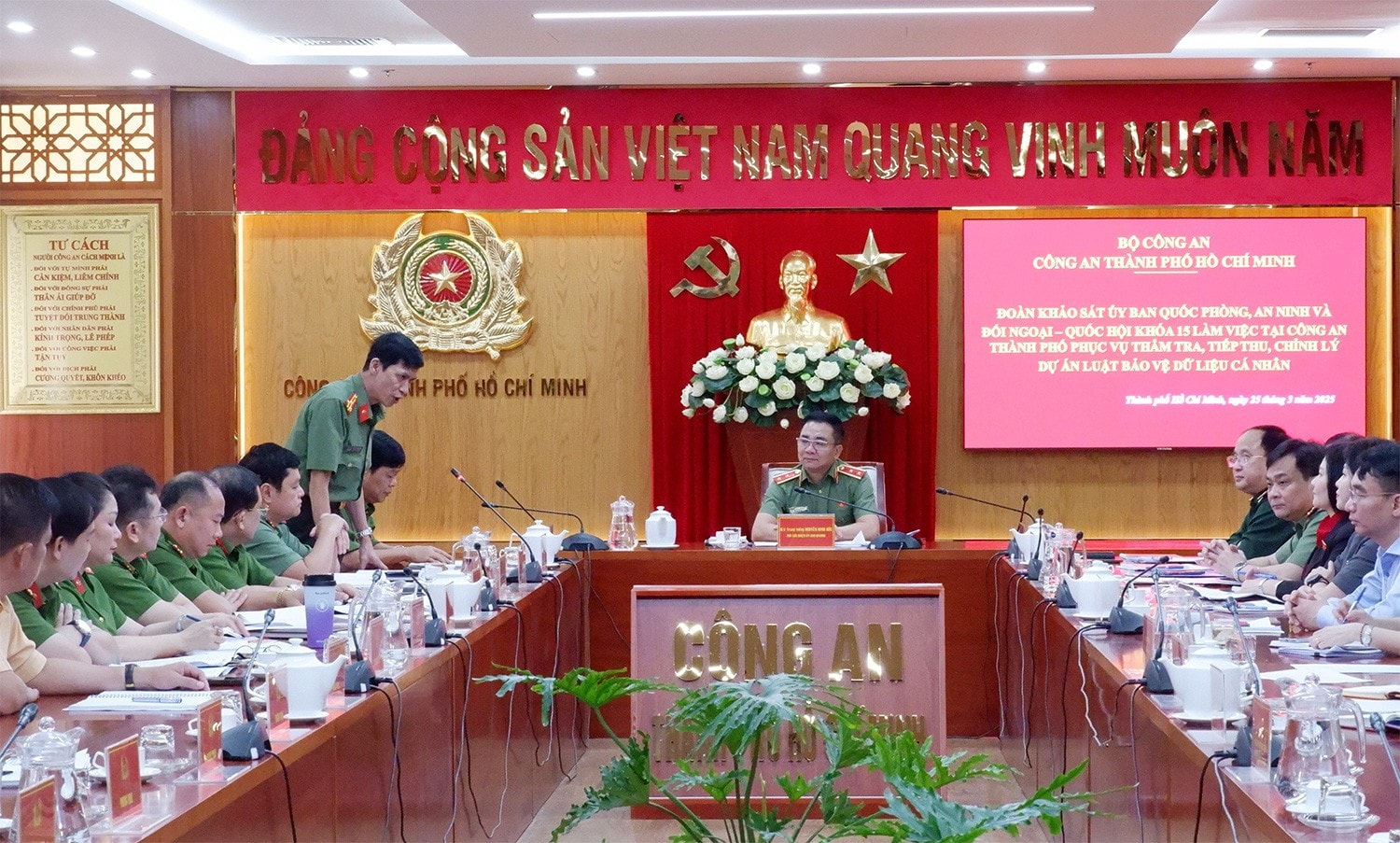 Quang cảnh cuộc làm việc