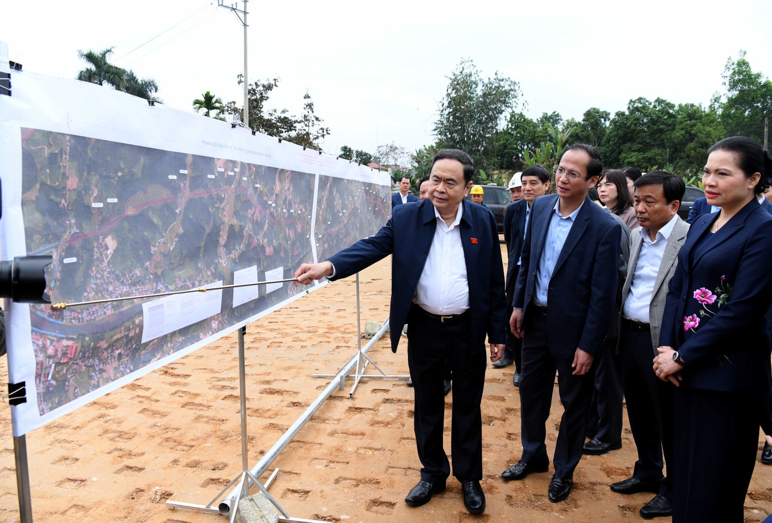 1-chu-tich-quoc-hoi-tran-thanh-man-kiem-tra-tien-do-thi-cong-tuyen-duong-tu-thi-tran-son-duong-di-xa-tan-trao-lam-hien.jpg
