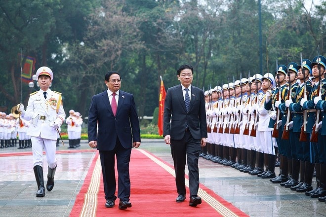 Prime Minister Pham Minh Chinh and his Singaporean counterpart Lawrence Wong review the honour guard of the Vietnam People’s Army. (Photo: VNA) Prime Minister Pham Minh Chinh and his Singaporean counterpart Lawrence Wong review the honour guard of the Vietnam People’s Army. (Photo: VNA)