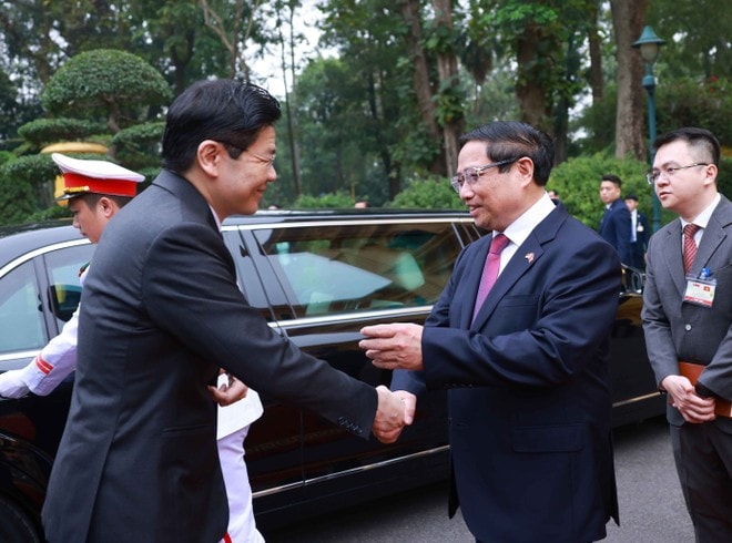 Prime Minister Pham Minh Chinh shakes hands with his Singaporean counterpart Lawrence Wong at the event. (Photo: VNA) Prime Minister Pham Minh Chinh shakes hands with his Singaporean counterpart Lawrence Wong at the event. (Photo: VNA)