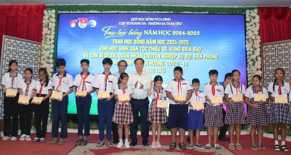 Students receive scholarships at the ceremony on March 25. (Photo: VNA) vna-potal-trao-hoc-bong-vu-a-dinh-clb-vi-hoang-sa-truong-sa-than-yeu-nam-hoc-2024-2025-tai-bac-lieu.jpg