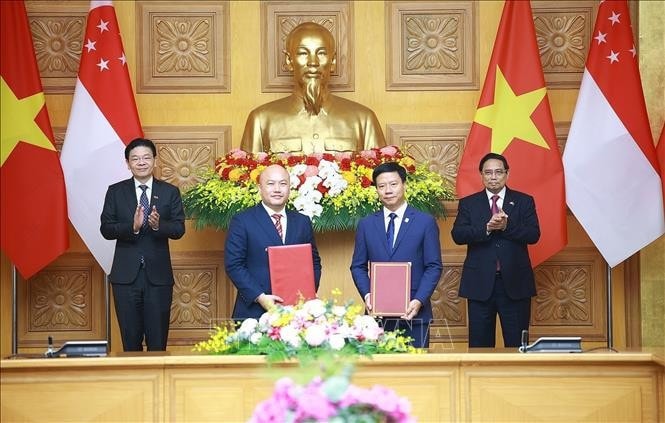 Thủ tướng Phạm Minh Chính và Thủ tướng Singapore Lawrence Wong chứng kiến trao Bản ghi nhớ hợp tác giữa Hội hữu nghị Việt Nam và Quỹ Quốc tế Singapore. Ảnh: Dương Giang/TTXVN