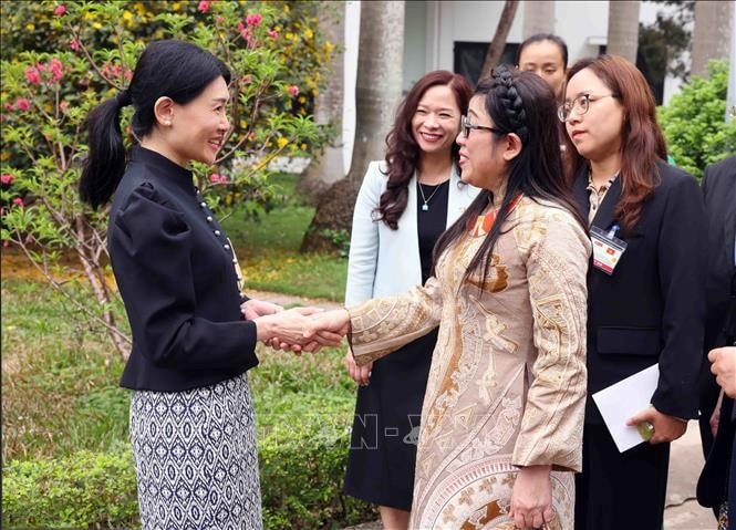 Bà Lê Thị Bích Trân, Phu nhân Thủ tướng Phạm Minh Chính với bà Loo Tze Lui, Phu nhân Thủ tướng Cộng hòa Singapore Lawrence Wong. Ảnh: Phạm Kiên/TTXVN