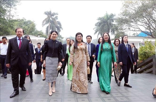 Bà Lê Thị Bích Trân, Phu nhân Thủ tướng Phạm Minh Chính và bà Loo Tze Lui, Phu nhân Thủ tướng Cộng hòa Singapore Lawrence Wong đến tham quan Bảo tàng Dân tộc học Việt Nam. Ảnh: Phạm Kiên/TTXVN