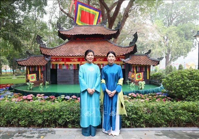 Bà Ngô Phương Ly, Phu nhân Tổng Bí thư Tô Lâm với bà Loo Tze Lui, Phu nhân Thủ tướng Singapore Lawrence Wong. Ảnh: Phạm Kiên/TTXVN
