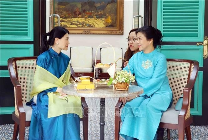 Bà Ngô Phương Ly, Phu nhân Tổng Bí thư Tô Lâm cùng bà Loo Tze Lui, Phu nhân Thủ tướng Singapore Lawrence Wong thưởng thức văn hóa nghệ thuật dân gian Việt Nam. Ảnh: Phạm Kiên/TTXVN