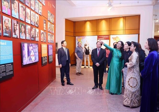 Bà Lê Thị Bích Trân, Phu nhân Thủ tướng Phạm Minh Chính và bà Loo Tze Lui, Phu nhân Thủ tướng Cộng hòa Singapore Lawrence Wong tham quan Bảo tàng Dân tộc học Việt Nam. Ảnh: Phạm Kiên/TTXVN