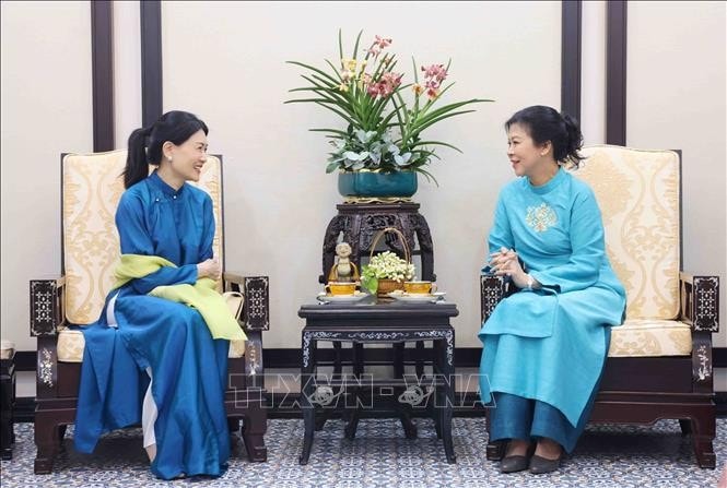 Bà Ngô Phương Ly, Phu nhân Tổng Bí thư Tô Lâm tiếp bà Loo Tze Lui, Phu nhân Thủ tướng Singapore Lawrence Wong. Ảnh: Phạm Kiên/TTXVN