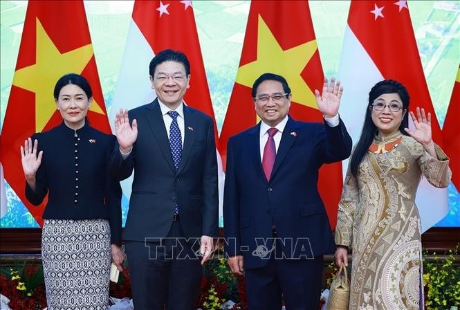 Thủ tướng Phạm Minh Chính và Phu nhân cùng Thủ tướng Singapore Lawrence Wong và Phu nhân chụp ảnh chung. Ảnh: Dương Giang/TTXVN