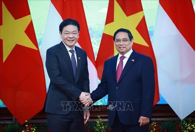 Thủ tướng Phạm Minh Chính và Thủ tướng Cộng hòa Singapore Lawrence Wong chụp ảnh chung. Ảnh: Dương Giang/TTXVN