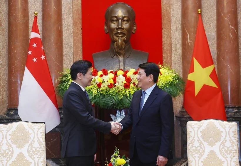 State President Luong Cuong (R) shakes hands with Singaporean Prime Minister Lawrence Wong. (Photo: VNA) 63664354-bb5b-4418-8d80-109ab7a95578.jpg