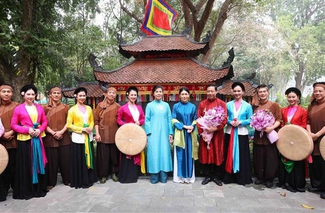 Madam Ngo Phuong Ly and Madam Loo Tze Lui pose for a photo with artists from the Vietnam Water Puppet Theatre. (Photo: VNA) Madam Ngo Phuong Ly and Madam Loo Tze Lui pose for a photo with artists from the Vietnam Water Puppet Theatre. (Photo: VNA)