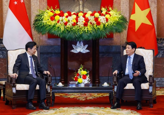 State President Luong Cuong (R) meets with Singaporean Prime Minister Lawrence Wong in Hanoi on March 26. (Photo: VNA) State President Luong Cuong (R) meets with Singaporean Prime Minister Lawrence Wong in Hanoi on March 26. (Photo: VNA)