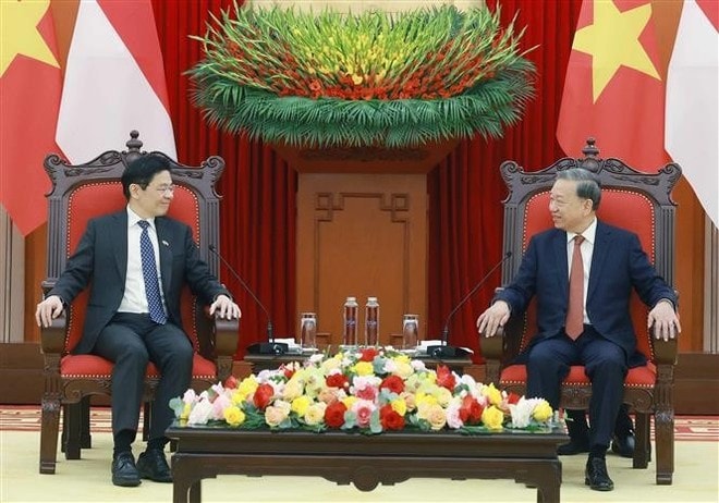 Party General Secretary To Lam (R) and Singaporean Prime Minister Lawrence Wong at the meeting in Hanoi. (Photo: VNA) Party General Secretary To Lam (R) and Singaporean Prime Minister Lawrence Wong at the meeting in Hanoi. (Photo: VNA)