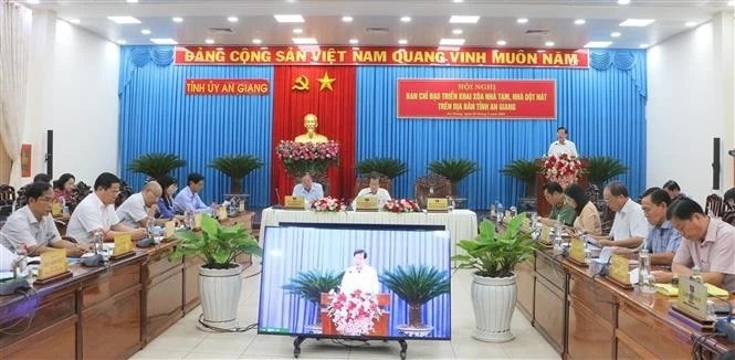 An Giang province convenes a meeting to review the progress of the initiative and set key tasks for the coming period. (Photo: VNA) vna-potal-an-giang-quyet-tam-hoan-thanh-xoa-nha-tam-dot-nat-trong-thang-6-nam-2025-7935756.jpg