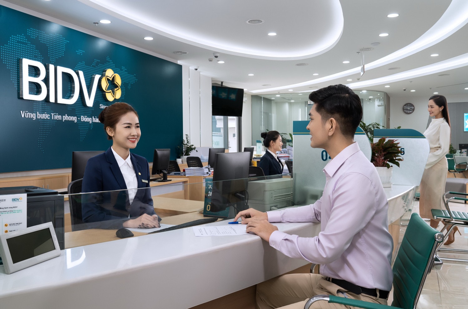 anh-02-bidv-tu-van-khach-hang-tai-quay.jpg