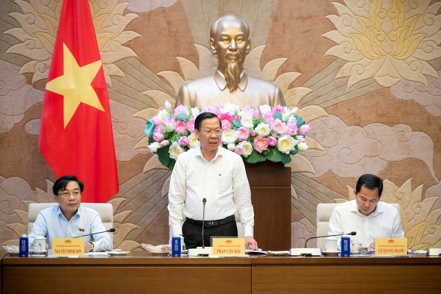 Chủ nhiệm Ủy ban Kinh tế và Tài chính Phan Văn Mãi phát biểu