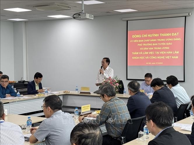 Quang cảnh buổi làm việc