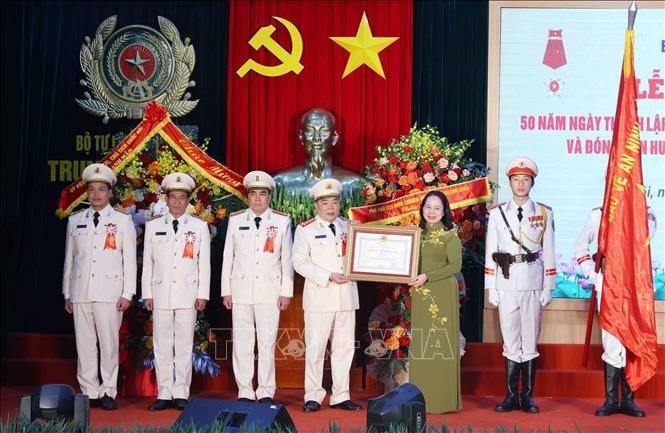 Phó Chủ tịch nước Võ Thị Ánh Xuân trao Huân chương Chiến công hạng Ba tặng Trung đoàn 375, Bộ Tư lệnh Cảnh vệ - Bộ Công an. Ảnh: Phạm Kiên/TTXVN