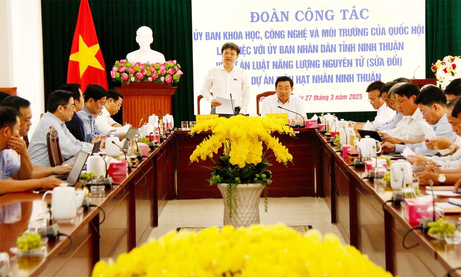 Quang cảnh buổi làm việc