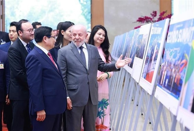 Prime Minister Pham Minh Chinh and Brazilian President Luiz Inacio Lula da Silva visit a photo exhibition on the two countries' cooperation on the sidelines of their meeting in Hanoi on March 28. (Photo: VNA) Prime Minister Pham Minh Chinh and Brazilian President Luiz Inacio Lula da Silva visit a photo exhibition on the two countries' cooperation on the sidelines of their meeting in Hanoi on March 28. (Photo: VNA)