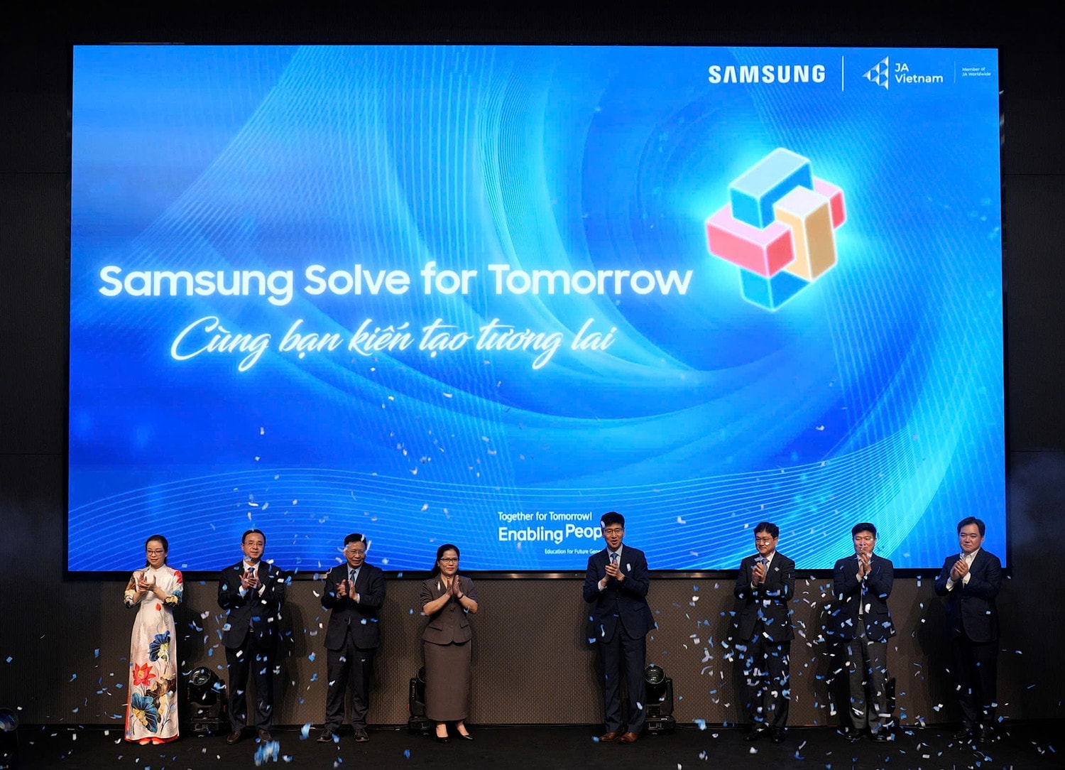 cac-dai-bieu-thuc-hien-nghi-thuc-khoi-dong-cuoc-thi-samsung-solve-for-tommorrow-2025.jpg
