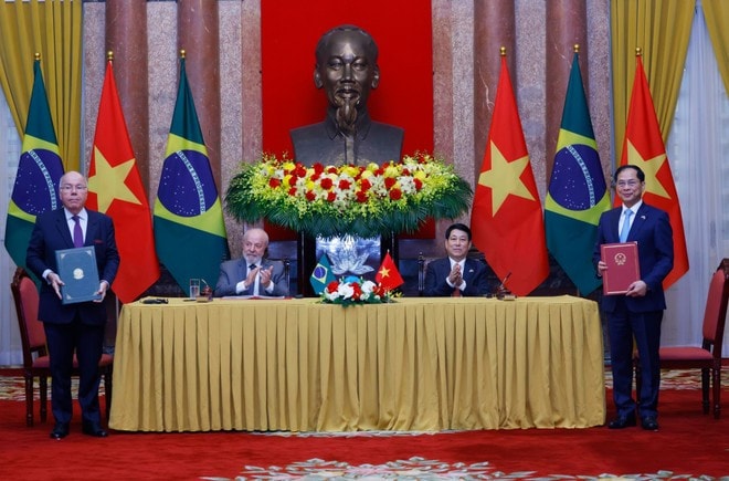 The Vietnamese and Brazilian Presidents witness the signing and handover of several bilateral cooperation documents between the two countries. (Photo: VNA) The Vietnamese and Brazilian Presidents witness the signing and handover of several bilateral cooperation documents between the two countries. (Photo: VNA)