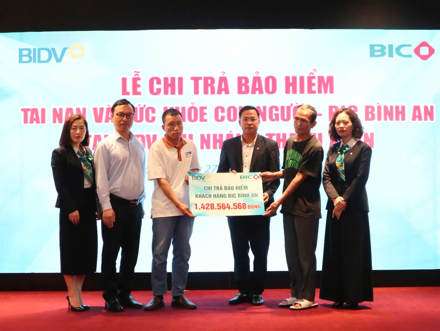 dai-dien-bic-va-bidv-thanh-xuan-trao-tien-bao-hiem-cho-dai-dien-gia-dinh-kh.jpg