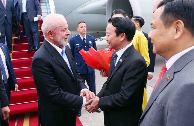 Brazilian President Luiz Inacio Lula da Silva (L) is welcomed at the Noi Bai International Airport by Minister of Agriculture and Environment Do Duc Duy and other officials. (Photo: VNA) Brazilian President Luiz Inacio Lula da Silva (L) is welcomed at the Noi Bai International Airport by Minister of Agriculture and Environment Do Duc Duy and other officials. (Photo: VNA)