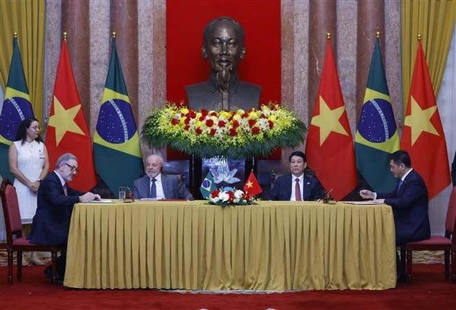 State President Luong Cuong and Brazilian President Luiz Inácio Lula da Silva witness the signing of the MoU on the establishment of a working group to boost trade and industrial cooperation (Photo: VNA) State President Luong Cuong and Brazilian President Luiz Inácio Lula da Silva witness the signing of the MoU on the establishment of a working group to boost trade and industrial cooperation (Photo: VNA)