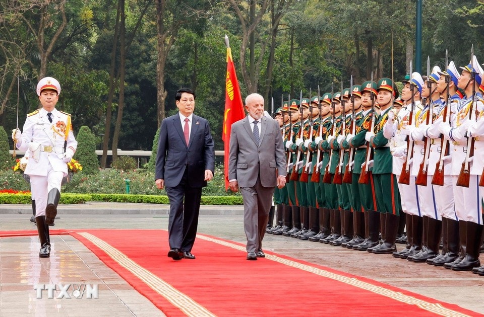Chủ tịch nước Lương Cường và Tổng thống Brazil Luiz Inácio Lula da Silva duyệt Đội danh dự Quân đội nhân dân Việt Nam. Ảnh: Lâm Khánh/TTXVN