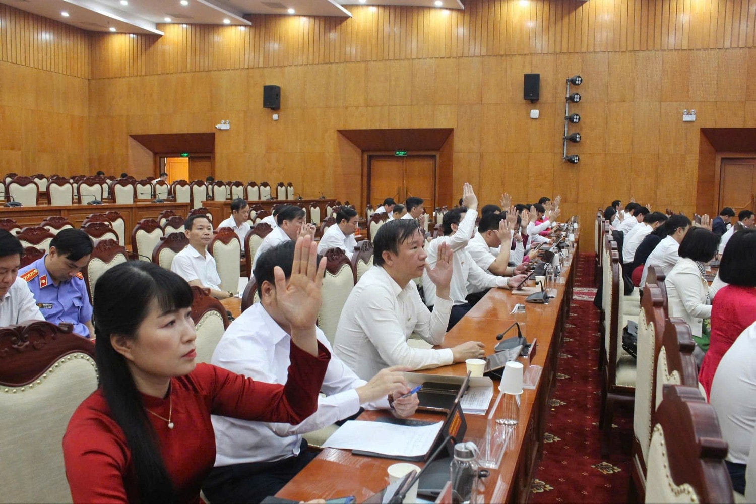 Các đại biểu biểu quyết thông qua nghị quyết tại Kỳ họp