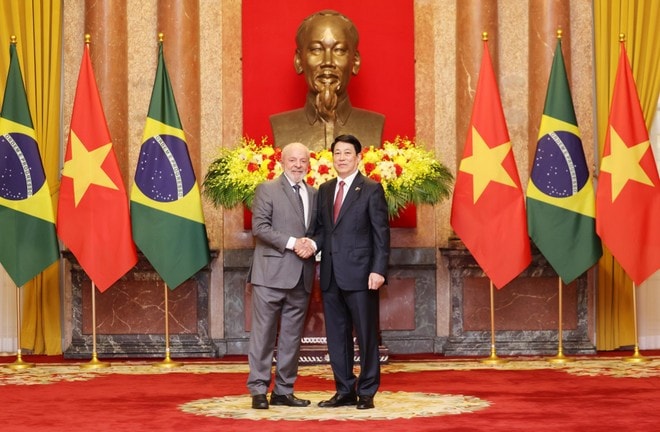 State President Luong Cuong (R) and Brazilian President Luiz Inácio Lula da Silva in Hanoi on March 28. (Photo: VNA) State President Luong Cuong (R) and Brazilian President Luiz Inácio Lula da Silva in Hanoi on March 28. (Photo: VNA)