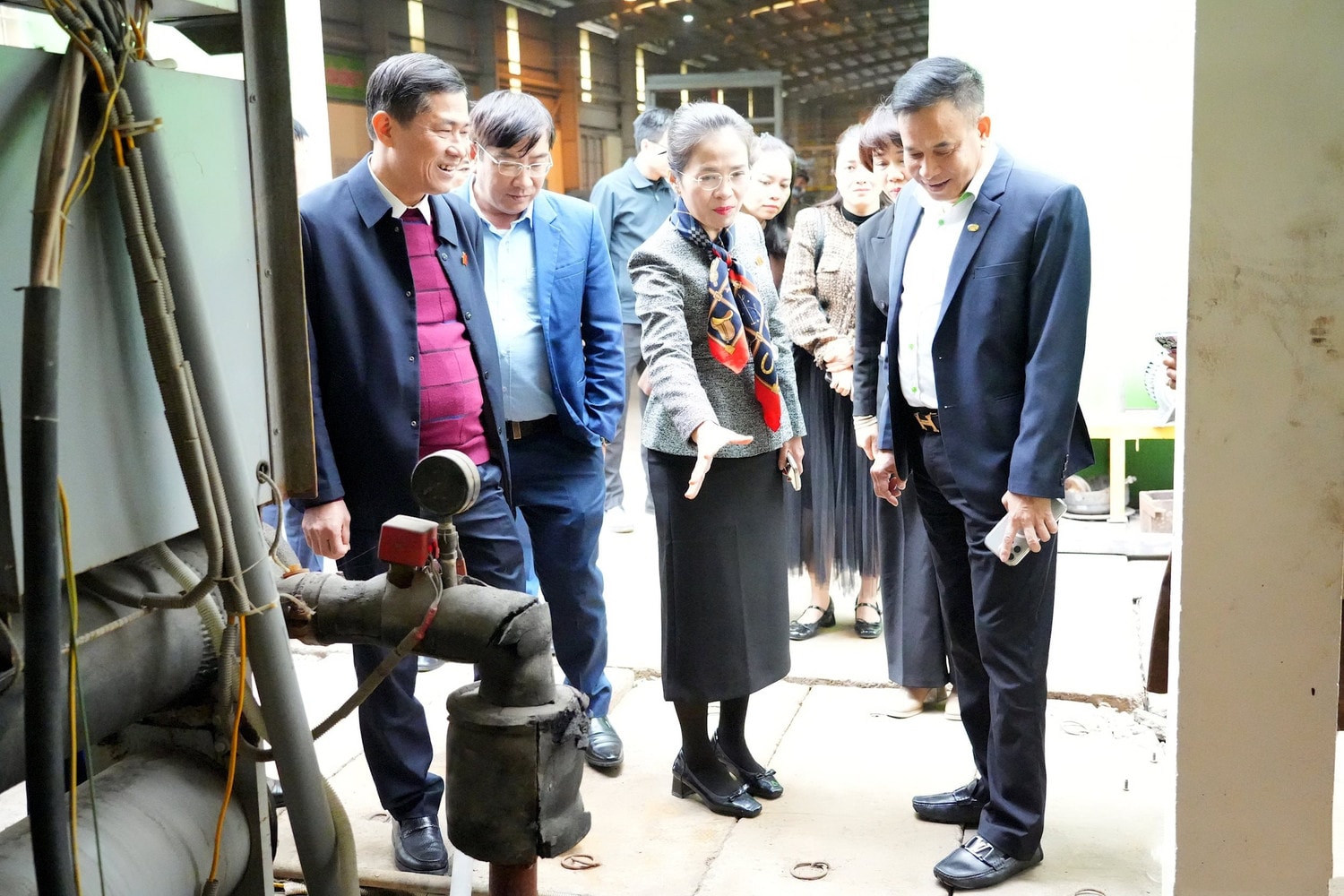 Đoàn giám sát kiểm tra hệ thống xử lý nước thải tại Công ty TNHH Nhựa thiếu niên tiền phong Miền Trung. Ảnh: C. San