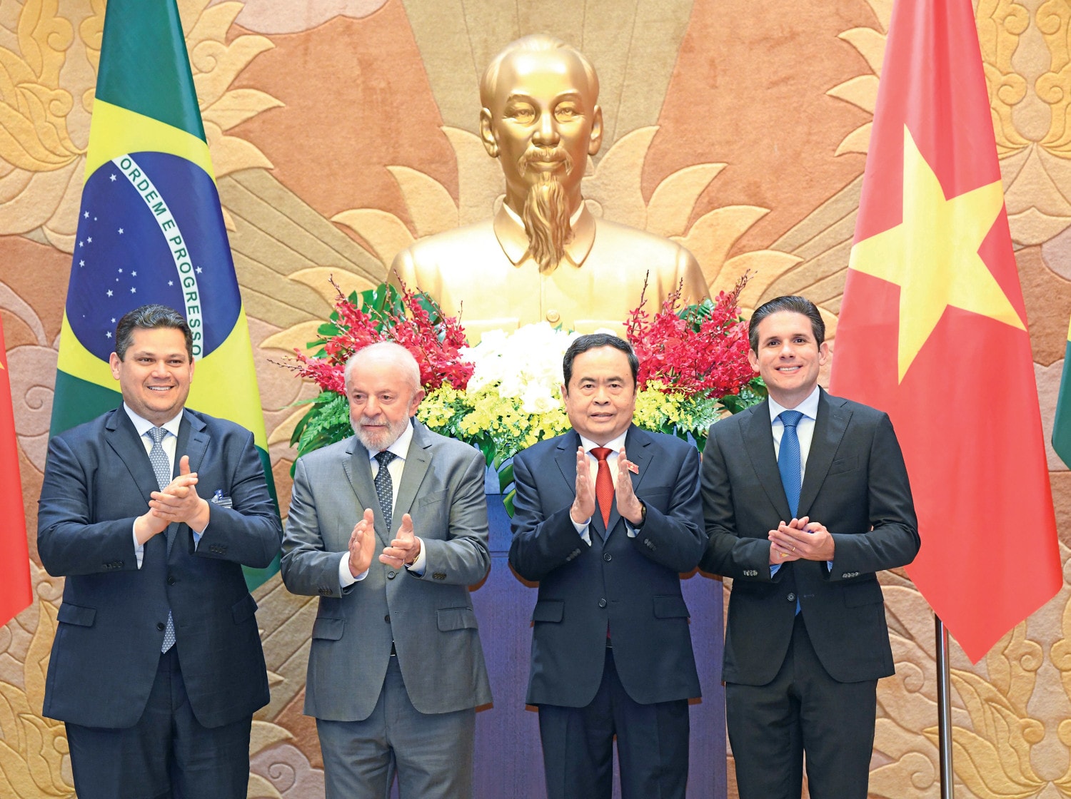 Chủ tịch Quốc hội Trần Thanh Mẫn và Tổng thống Brazil Luiz Inácio Lula da Silva với các đại biểu. Ảnh: Lâm Hiển