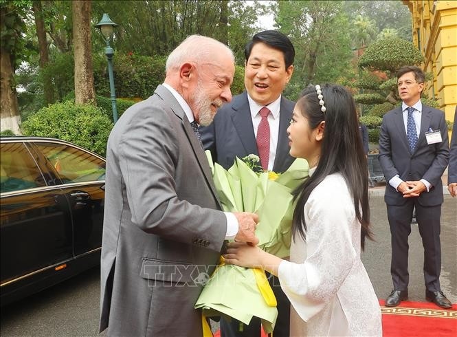Thiếu nhi Hà Nội chào đón Tổng thống Brazil Luiz Inácio Lula da Silva. Ảnh: Lâm Khánh/TTXVN