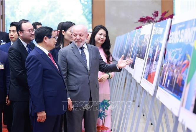 Thủ tướng Phạm Minh Chính và Tổng thống Brazil Luiz Inácio Lula da Silva tham quan trưng bày ảnh về quan hệ hợp tác giữa hai nước. Ảnh: Dương Giang/TTXVN