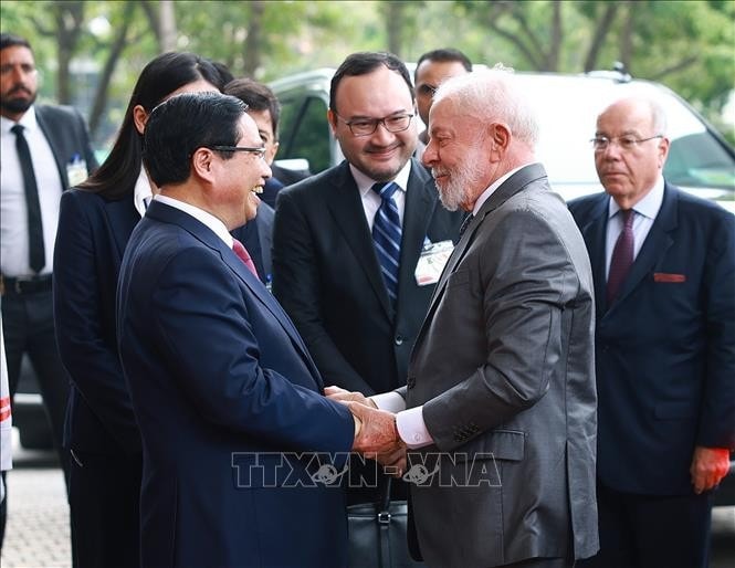 Thủ tướng Phạm Minh Chính đón Tổng thống Brazil Luiz Inácio Lula da Silva. Ảnh: Dương Giang/TTXVN