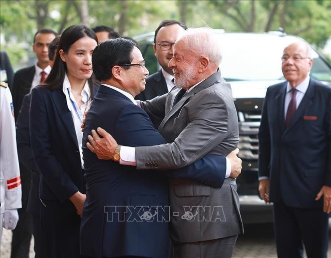 Thủ tướng Phạm Minh Chính đón Tổng thống Brazil Luiz Inácio Lula da Silva. Ảnh: Dương Giang/TTXVN