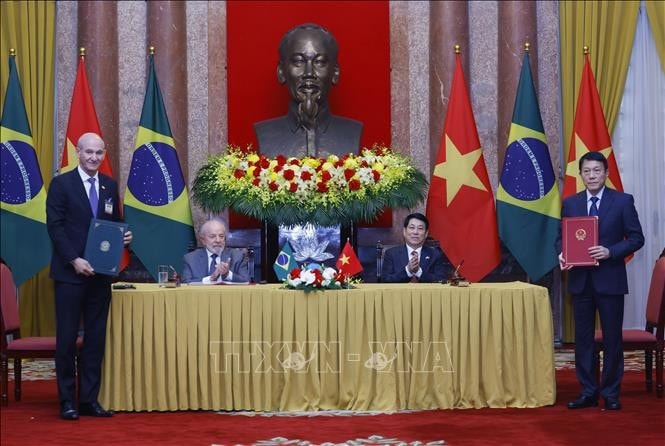 Chủ tịch nước Lương Cường và Tổng thống Cộng hòa Liên bang Brazil Luiz Inácio Lula da Silva chứng kiến lễ trao Hiệp định cùng trao đổi và bảo vệ thông tin mật. Ảnh: Lâm Khánh/TTXVN