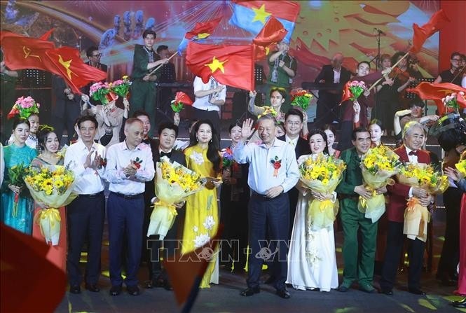 Tổng Bí thư Tô Lâm và các đồng chí lãnh đạo, nguyên lãnh đạo Đảng, Nhà nước dự chương trình nghệ thuật "Đảng trong Mùa xuân Đại thắng". Ảnh: Thống Nhất/TTXVN