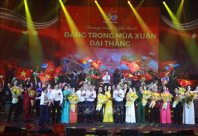 Tổng Bí thư Tô Lâm và các đồng chí lãnh đạo, nguyên lãnh đạo Đảng, Nhà nước dự chương trình nghệ thuật "Đảng trong Mùa xuân Đại thắng". Ảnh: Thống Nhất/TTXVN