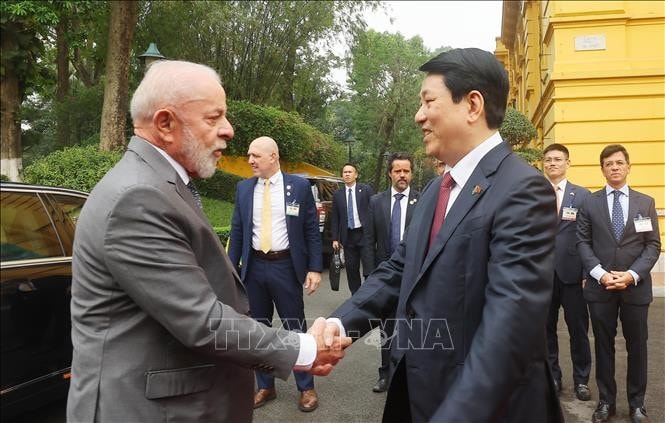 Chủ tịch nước Lương Cường đón Tổng thống Brazil Luiz Inácio Lula da Silva. Ảnh: Lâm Khánh/TTXVN