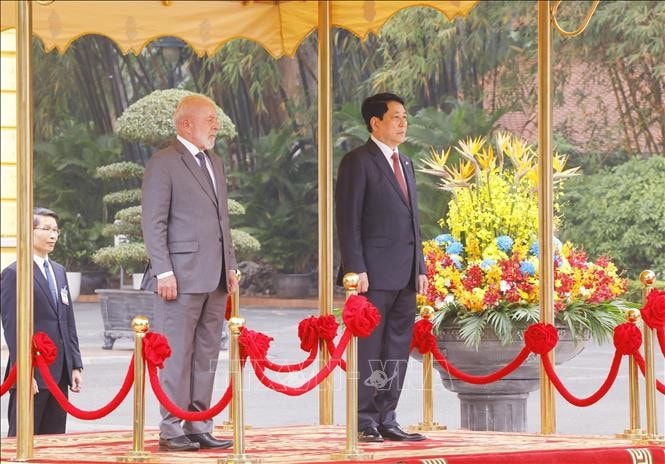 Chủ tịch nước Lương Cường và Tổng thống Brazil Luiz Inácio Lula da Silva nghe quân nhạc cử Quốc thiều hai nước. Ảnh: Lâm Khánh/TTXVN