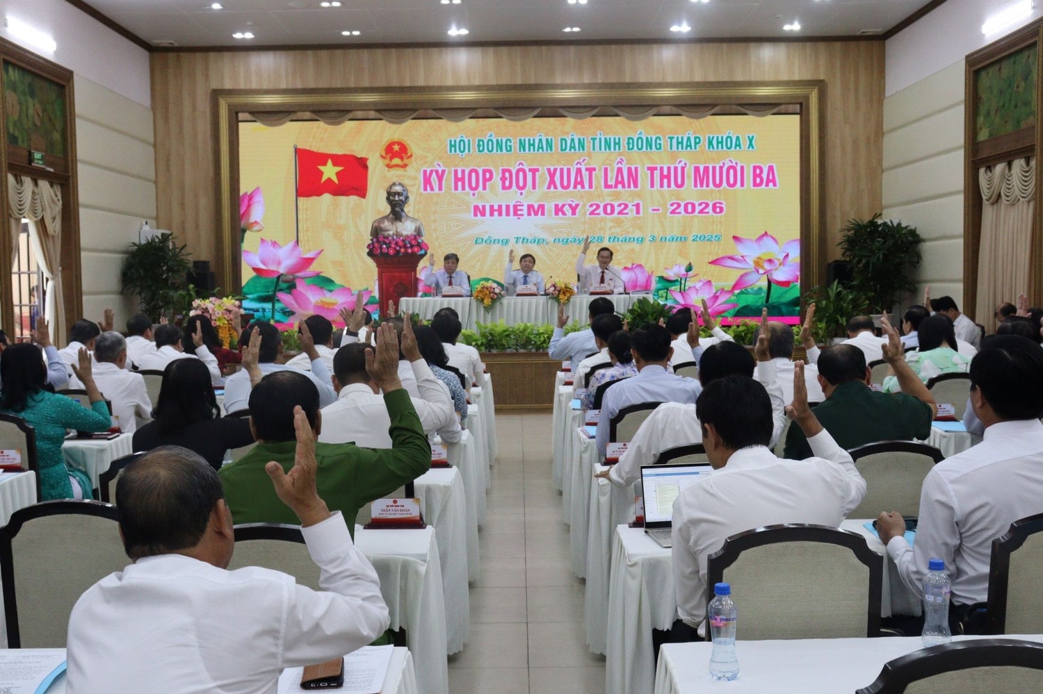 thong-qua-nghi-quyet.jpg